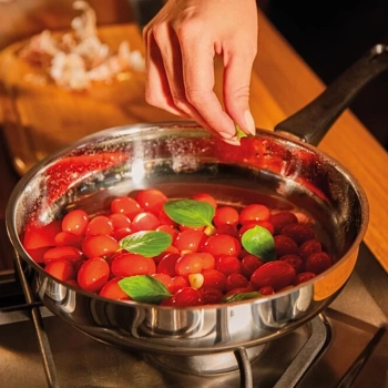 Jogo de Panelas 4 Peas em Inox para Induo e a Gs Fundo Triplo 2 Panelas Caarola Mor + Panela com Cabo + Frigideira